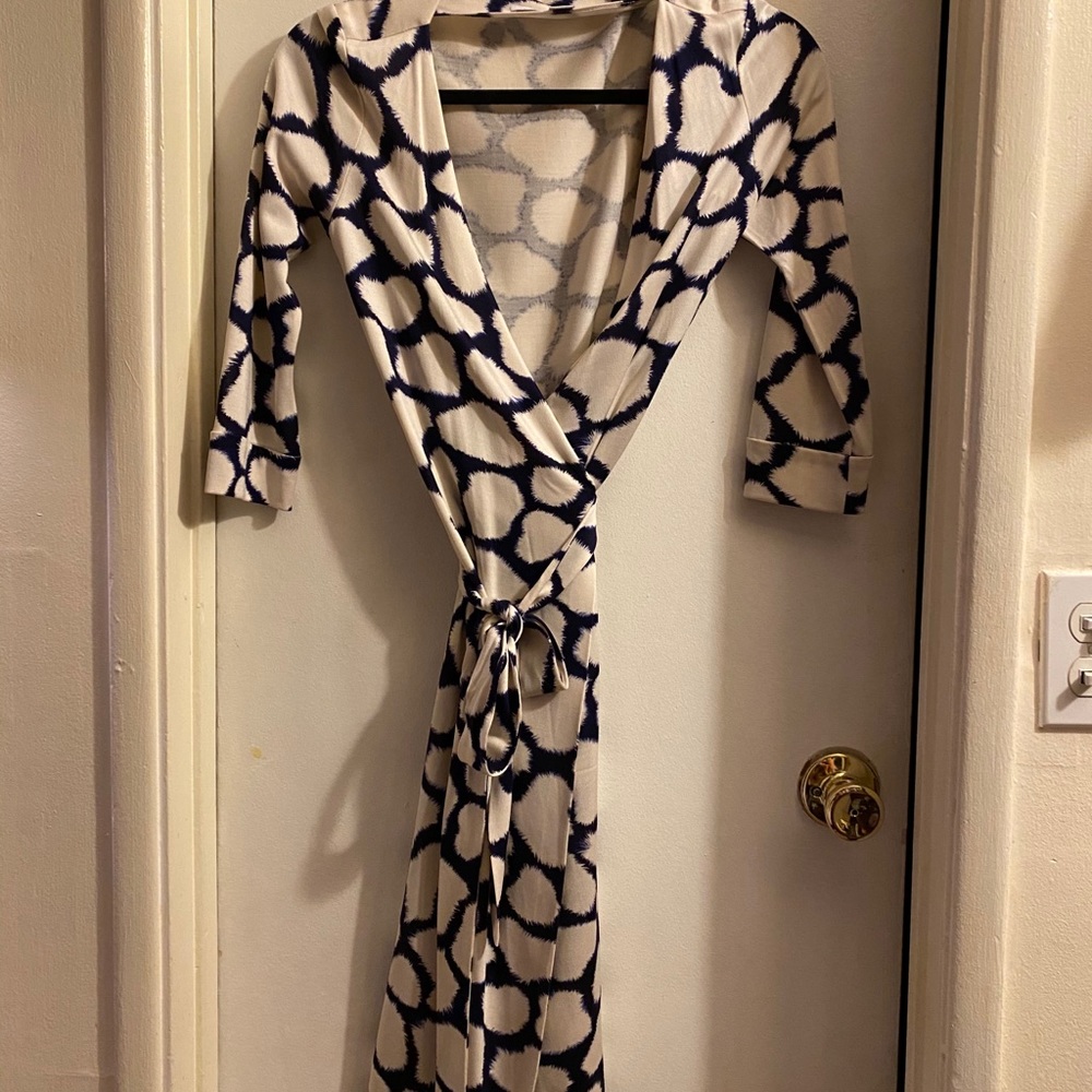 DVF Sill wrap dress size 0. Excellent condition.